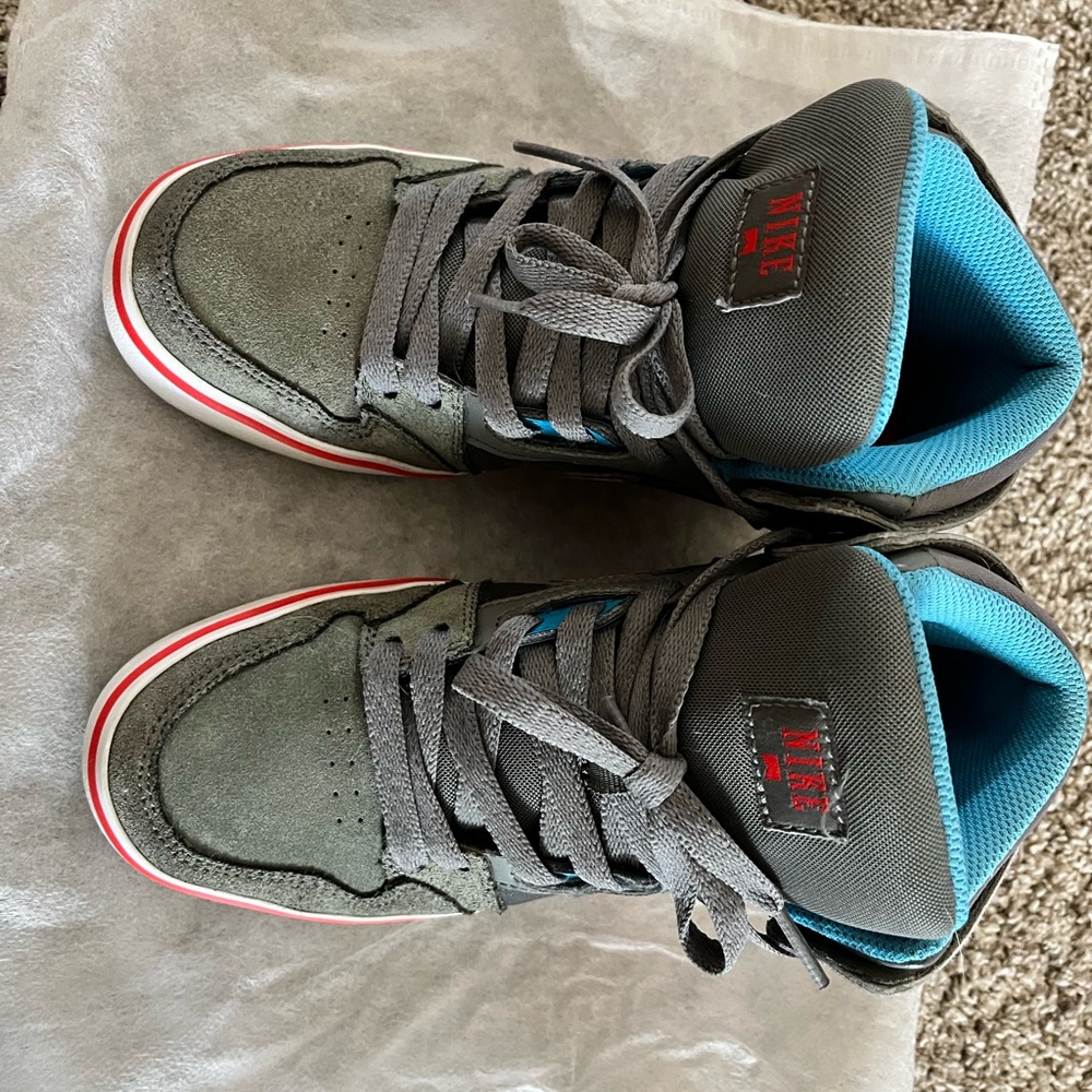 Nike Boys Hightop Sneaker.